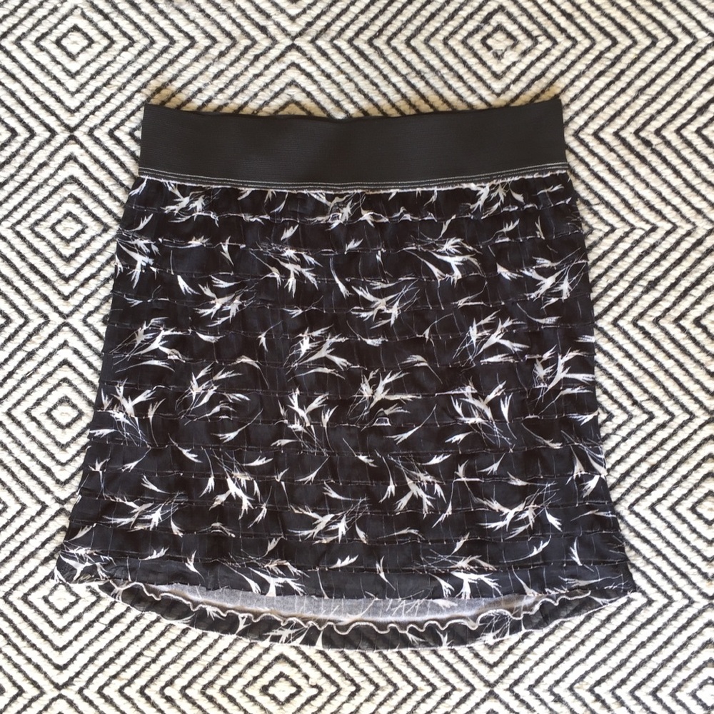 Adorable Black & White Feather Mini Skirt Small